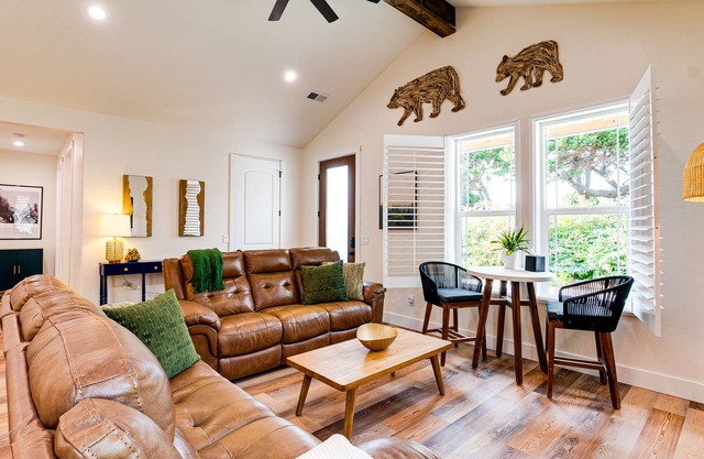Lily Pond House. Stylish Coastal Home, 5 min. Walk to Beach, SPA