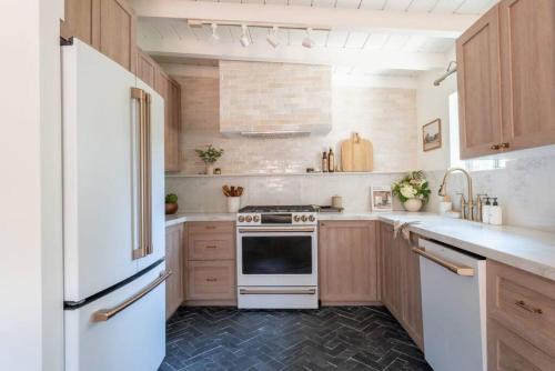 Lily Rock Cottage by Roav Retreats