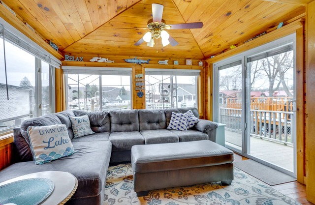 Lime Lake Cottage w/ Lakefront Deck & Dock!