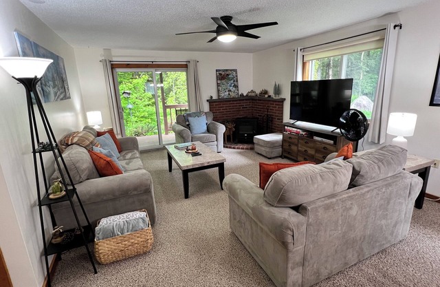 Lincoln Condo: Minutes to Skiing & Hiking w/ Pool