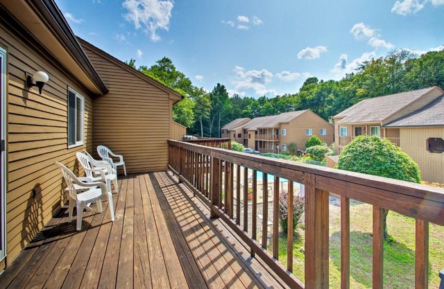 Lincoln Condo with Balcony - 6 Mi to Loon Mtn!