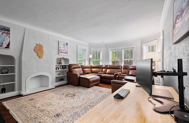 Lincoln Square Sunny 3BR-1Bath Condo – Family-Friendly, Walk to Everything!