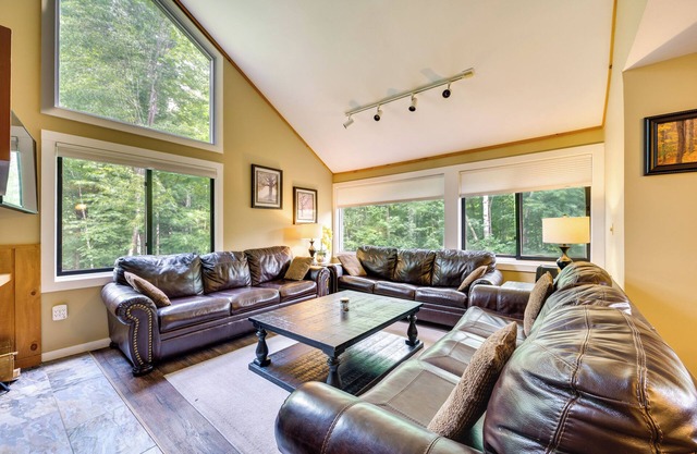 Lincoln Townhome w/ Community Pool & Club Access!