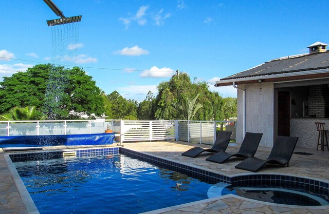 Linda Casa com Piscina e muito lazer em Quadra/SP
