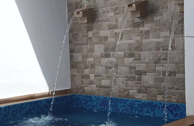 Linda casa con alberca y cascada.