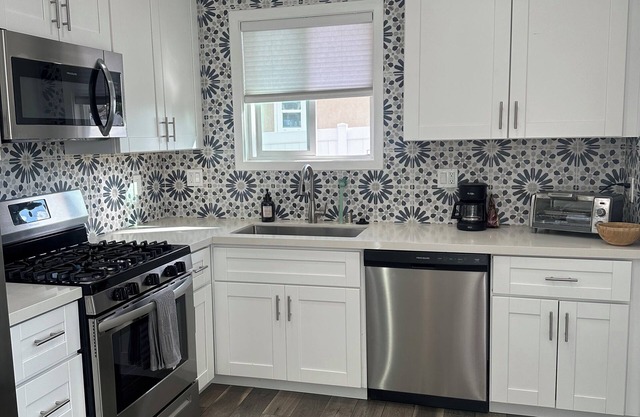 Linda Vista summer home with front and backyard! Pet friendly!