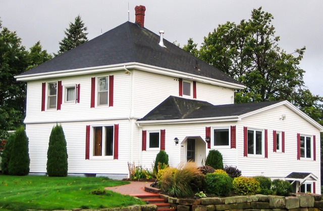 Linden Homestead: Modern King Bed B&B suite in Century Farm House