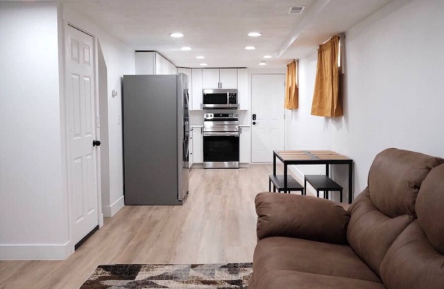 Lindon House · Enjoy Mountain View 4 seasons Basement Apt