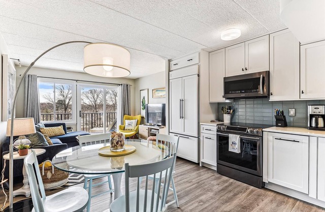 LINENS INCLUDED! UPDATED! DOWNTOWN!!