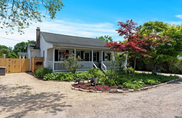 Linnie's Cottage- Newly Renovated 2 bedroom retreat in Patchogue. Walk to Ferry.
