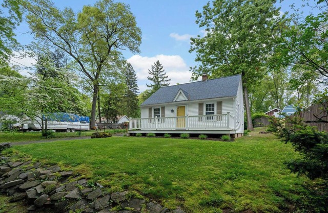 Komplett renoviertes Ferienhaus mit Seeblick, Southwick, MA