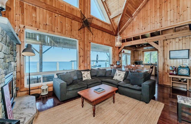 Lion's Den Luxury Waterfront Oasis w/ Hot Tub