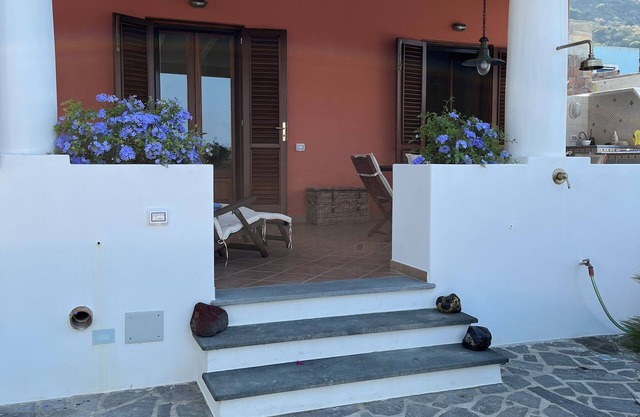 Lipara-Villa am Meer mit schönen Terrassen und Panoramablick, Wi-fi
