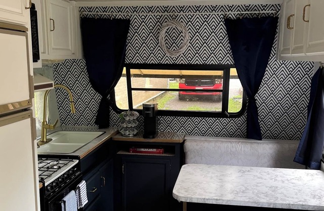 Lisa's Cozy Camper Oasis In Peterborough (Pet Friendly)