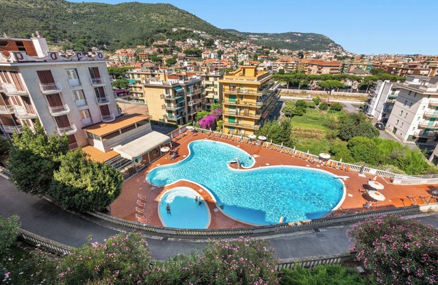 LISA'S STYLISH TOP FLOOR FLAT DOUBLE POOL & BARBECUE