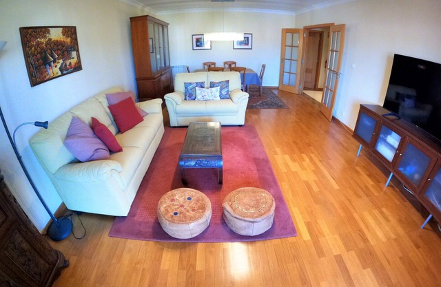 Lisbon, 2 bedroom apartment w/ balcony in Algés