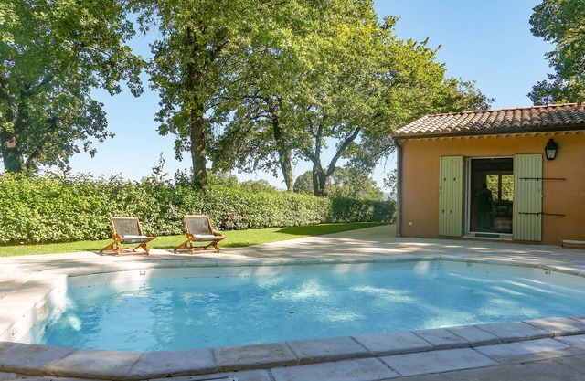 het kleine huis op de heuvel, Pool und Bouleplatz