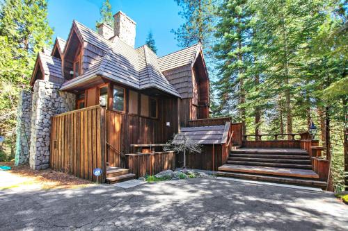 Little Ahwahnee Inn Entrance to Yosemite
