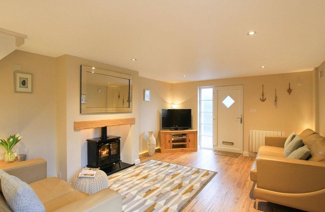 LITTLE BAKEHOUSE, pet friendly, with open fire in Criccieth