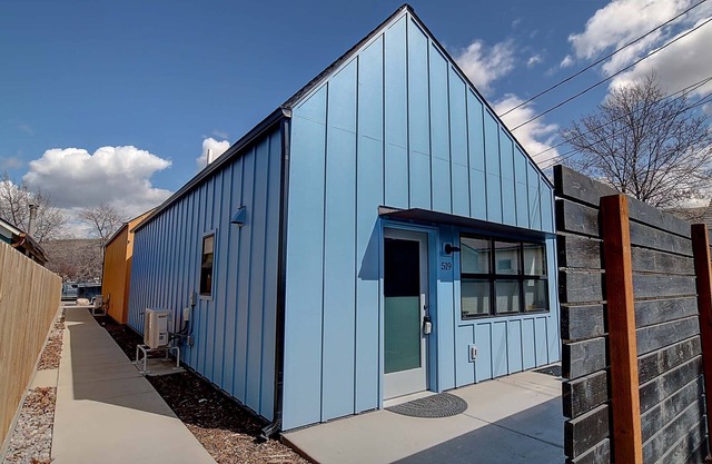 Little Blue House - Comfy, Convenient, and Modern