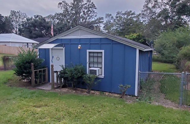 Little Blue House in the heart of Robertsdale