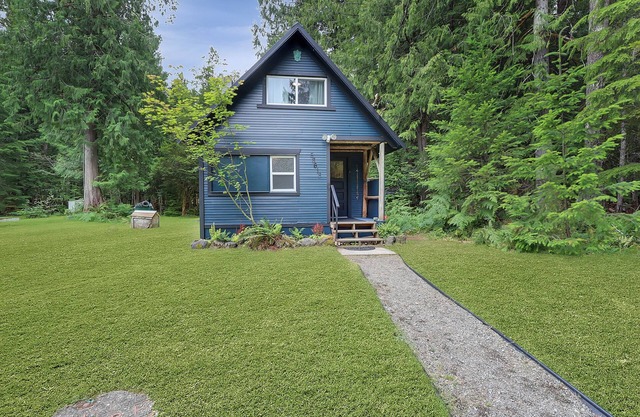 Little Blue House near Crystal Mountain & Mount Rainier
