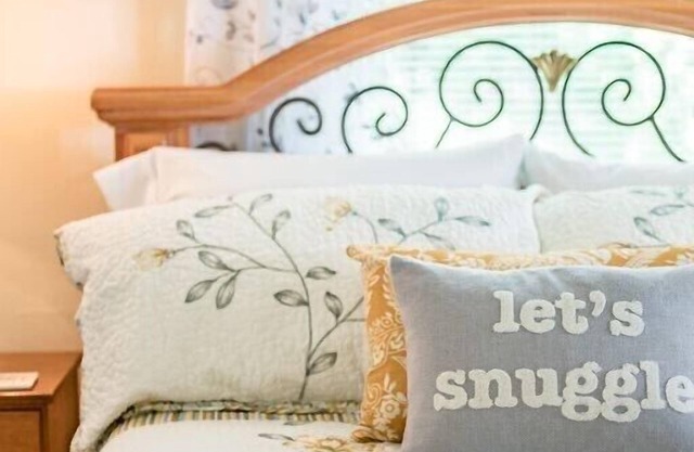 Little Bungalow on Warren- Charming and Quaint *PET FRIENDLY*