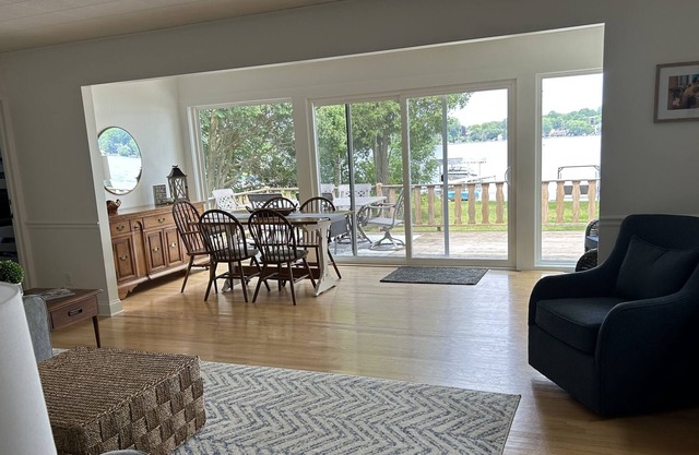 Little Cedar Lake Cozy Cottage- Ski Resort and shops minutes away. Sleeps 8