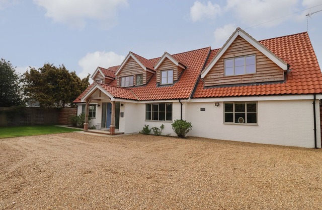 LITTLE CHAPTER, pet friendly, luxury holiday cottage in Walberswick