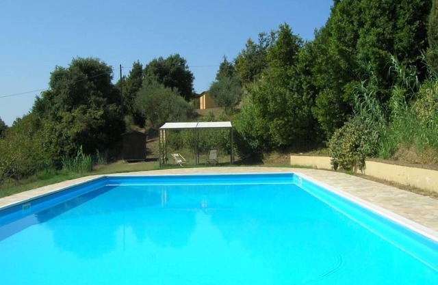 Kleines Haus im Wald mit Pool
