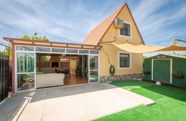 Kleines Haus unter Orangen