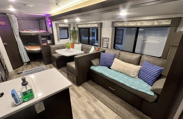 Little home on wheels! RV with free parking on premises