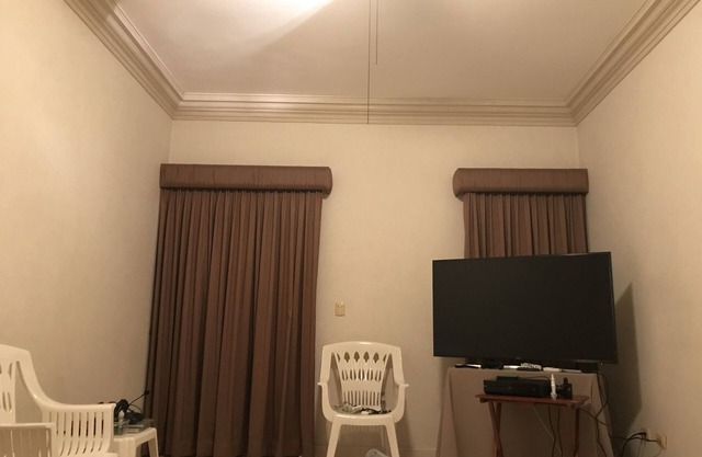 KLEINES HAUS MIT EINEM BADEZIMMER.