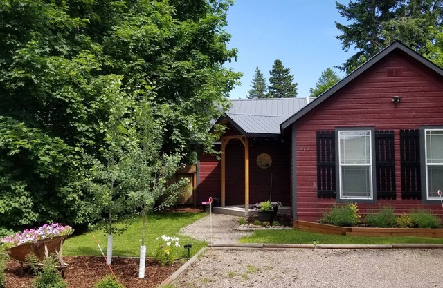 Kleines Haus unter freiem Himmel, 2 Schlafzimmer, 2 Bäder in der Nähe von Glacier Park & Whitefish Mt.
