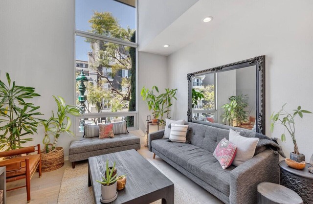 Little Italy Urban Designer Loft Parking, W/D, AC