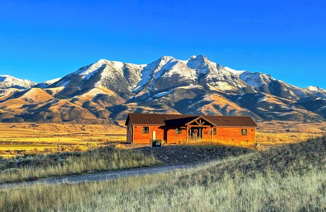 Little Lodge at Emigrant Peak, Montana Cabin in Paradise Valley, sleeps 6