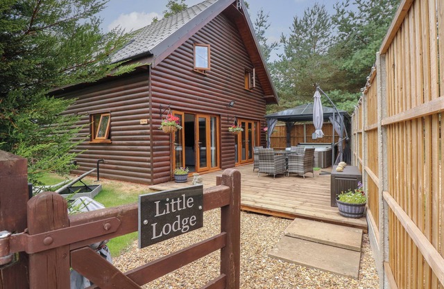 LITTLE LODGE, romantic, character holiday cottage in King's Lynn