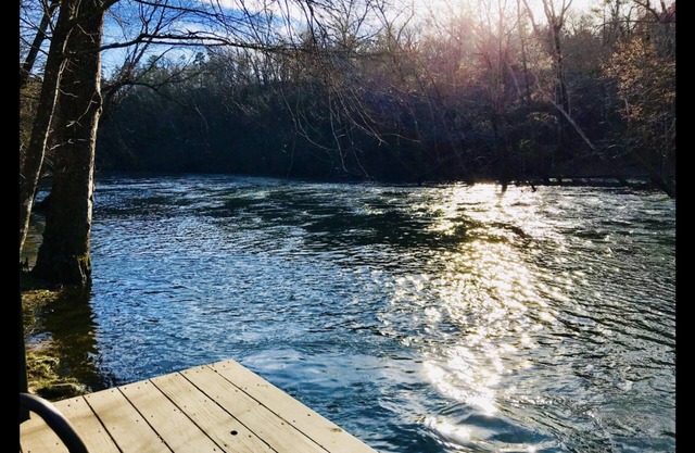 Eine schöne Hütte am kleinen Missouri River! Neue niedrigere Preise hinzugefügt !