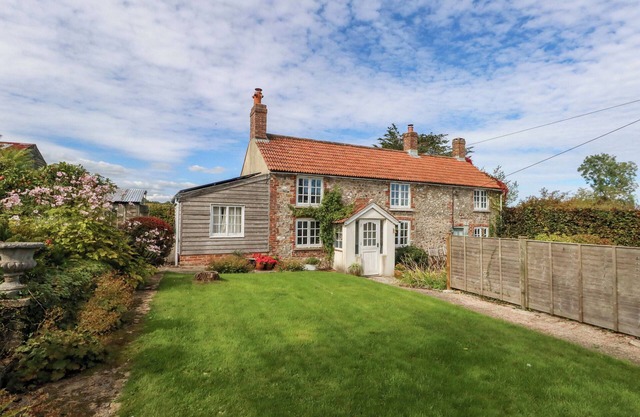 LITTLE ORCHARD, pet friendly, character holiday cottage in Chard