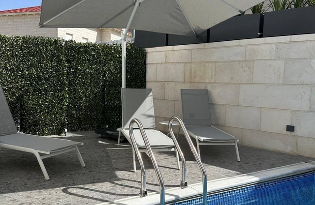 Little palace with pool AC WIFI