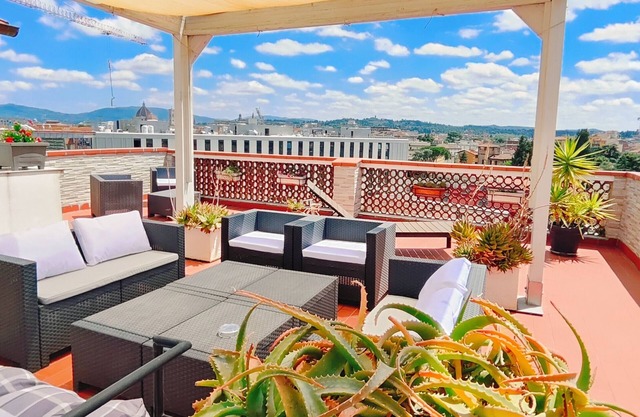 Panorama-Luxus-Penthouse mit großer Terrasse und Blick über die gesamte Altstadt