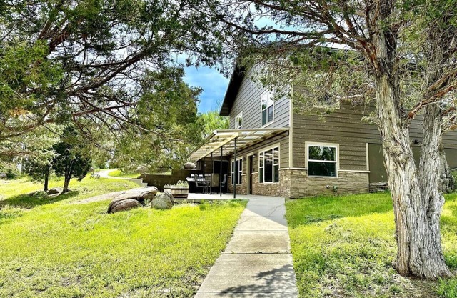 Little Pipestone Lodge w/ Views
