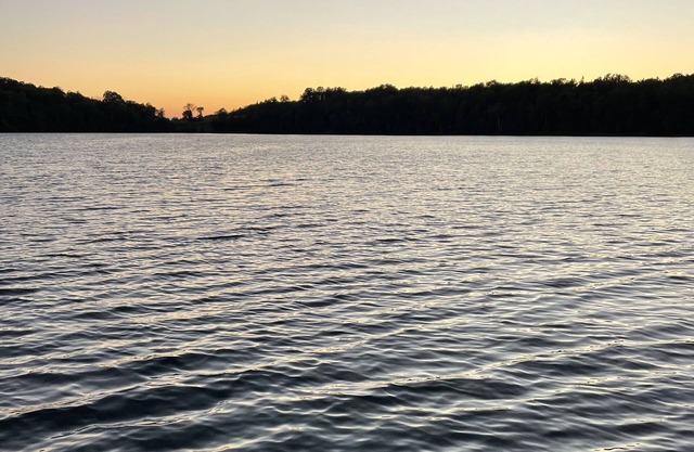 Little Red Cabin steps from beautiful lake Wabana!