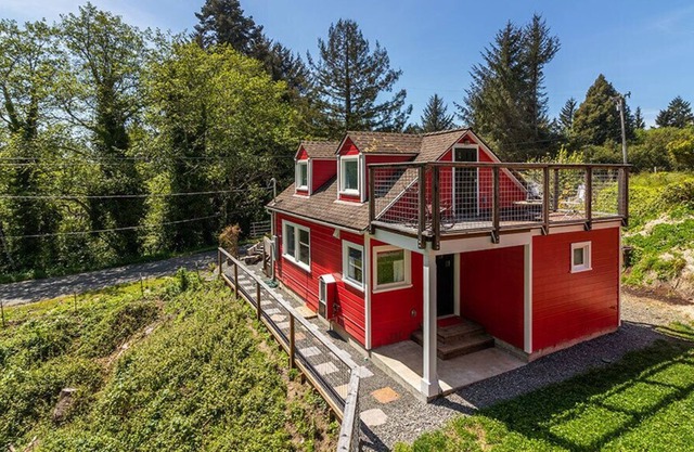 Historic, artistic & adorable little home on 1 acre just 5 minutes to beach.