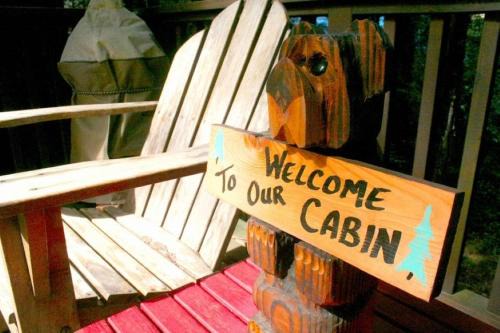 Little Red House! Redwoods! Hot Tub! BBQ! Fast WiFi! Multiple Decks! Near Golf Course! Dog Friendly!