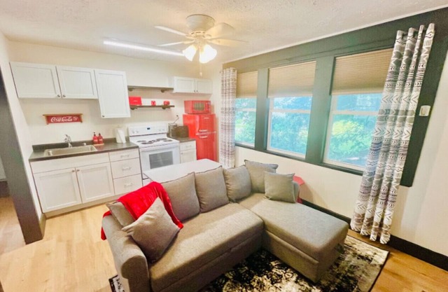 Little Red Loft | Cozy Guest Suite Apartment
