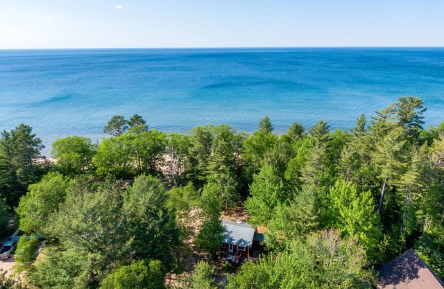 Little Red Retreat: Lake Breezes & Cozy Nights – Summer's Calling