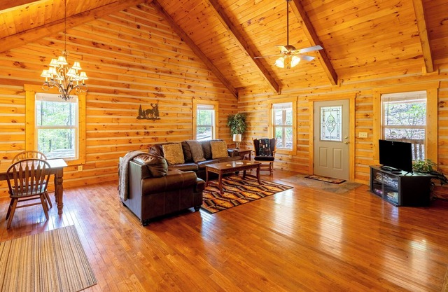 Little River Point cabin is a short drive to Mentone, Fort Payne, & Weiss Lake.