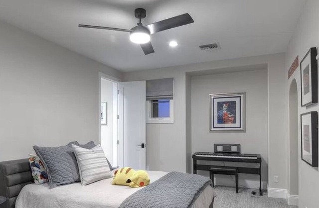 Little Room Sherman near Newark AirPort