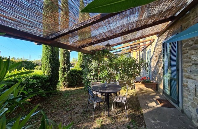 Typisches Häuschen aus Stein nahe an Cortona, Pool, Garten und schöne Aussicht